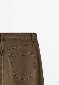 Bruna denimshorts med en bakficka med sytt kontur, midjeband med bältesöglor och en slät yta.