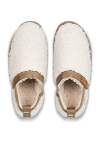 Pari beigen slip-on-sandaalide, mille sees on pehme ja kohev sherpa vooder ning sügavad riidest tõmbeava kanna peal, valgel taustal.