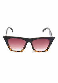 Svart cat-eye solglasögon med gradient rosa linser och sköldpaddsaccenter på botten. Tunna skalmar, skarp vinklad design.