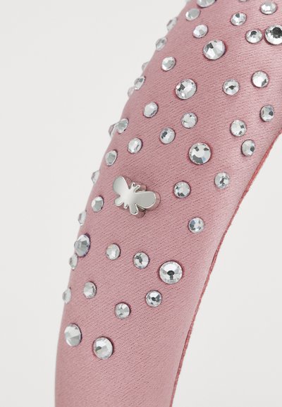 Rozā satīna matu lente, kas rotāta ar sudraba rhinestones dažādos izmēros un nelielu sudraba tauriņu detaļu. Gluda tekstūra, izliekta forma.