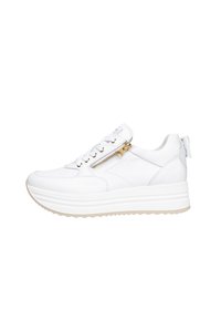 Hvide lædersneakers med en tyk, beige sål, der har en sidelukning med lynlås og snørebånd. Glat tekstur med minimale syninger.