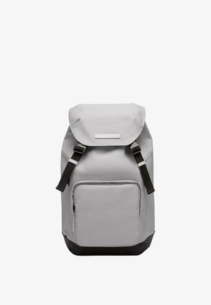 Sac à dos en tissu gris avec une fermeture enroulable, fond noir, bretelles ajustables, poche éclair à l'avant et onglet décoratif subtil.