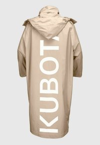 Beżowy, wodoodporny, oversize'owy płaszcz z kapturem. Ma na plecach dużą, białą napis "KUBOTA" w pionie. Gładki, trwały materiał.
