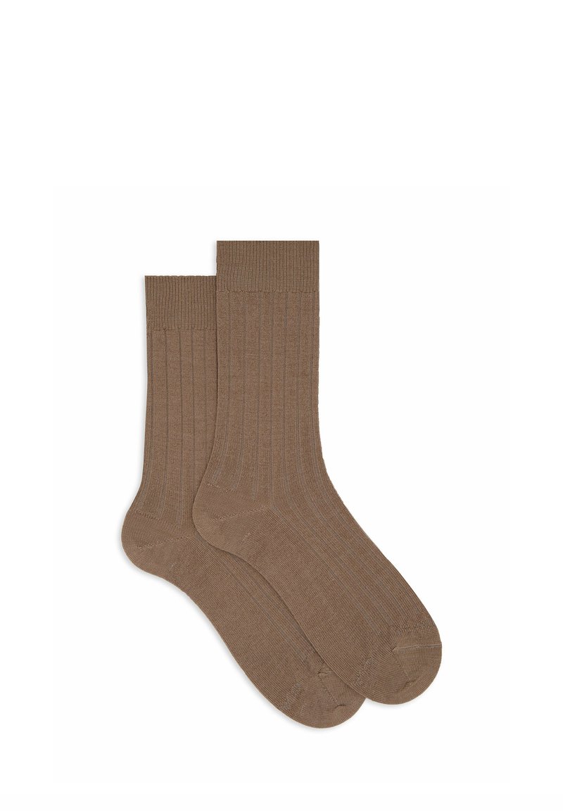 Calzini marroni a coste con una texture morbida, dotati di bordo risvoltato e finitura liscia, adatti per un abbigliamento casual o formale.