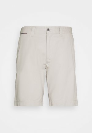 Shorts di cotone beige dal design classico, con due tasche frontali, chiusura a bottone e orli risvoltati. Texture liscia e stile casual.