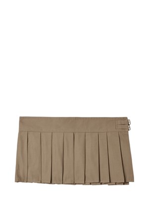 Mini-jupe plissée marron clair avec deux fermetures à boucle en métal sur la ceinture côté droit sur fond blanc.