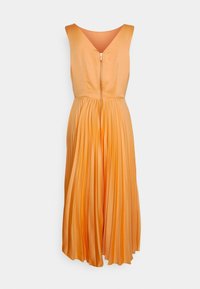 Robe orange plissée avec un col en V et une fermeture éclair au dos. Tissu lisse, silhouette fluide et longueur jusqu'aux chevilles.