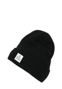 Beanie nero in maglia con risvolto, dotato di un'etichetta quadrata bianca con logo. Texture morbida, leggero e design classico.