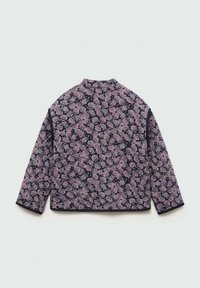 Quiltad jacka med marinblå bakgrund och blommönster i rosa och lila. Rund halsringning och långa ärmar med kantdetaljer.