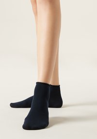 Calcetines cortos navales de tela suave, con un ajuste ceñido y una textura lisa, adecuados para el uso casual.