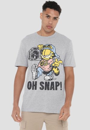 Gray T-shirt featuring a cartoon cat holding a camera, with the text "OH SNAP!" in black bold letters. Short sleeves and crew neck design.