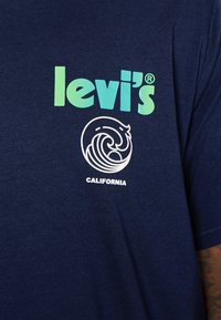 Levi's® Plus BIG SS - T-shirt estampada - big surf club naval academy