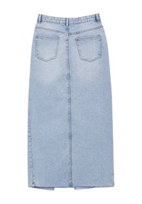Jupe en denim bleu clair, longueur genou avec une coupe droite, présentant une fente à l'avant, deux poches arrière et des passants de ceinture sur la taille.