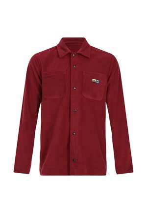 Rotes Fleecepullover mit langen Ärmeln, zwei Brusttaschen und schwarzen Knöpfen. Verfügt über ein kleines Markenlogo auf der linken Tasche.