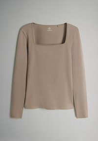 Ilgiem piedurknēm tops mierīgā taupe krāsā, ar kvadrātveida izgriezumu, mīkstu audumu un vienkāršu dizainu, nav papildu rakstu vai akcentu.