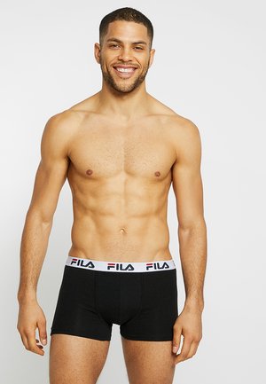 Boxer aderenti neri con una cintura elastica bianca su cui è stampato il logo "FILA" in rosso e blu. Il tessuto appare liscio e aderente.