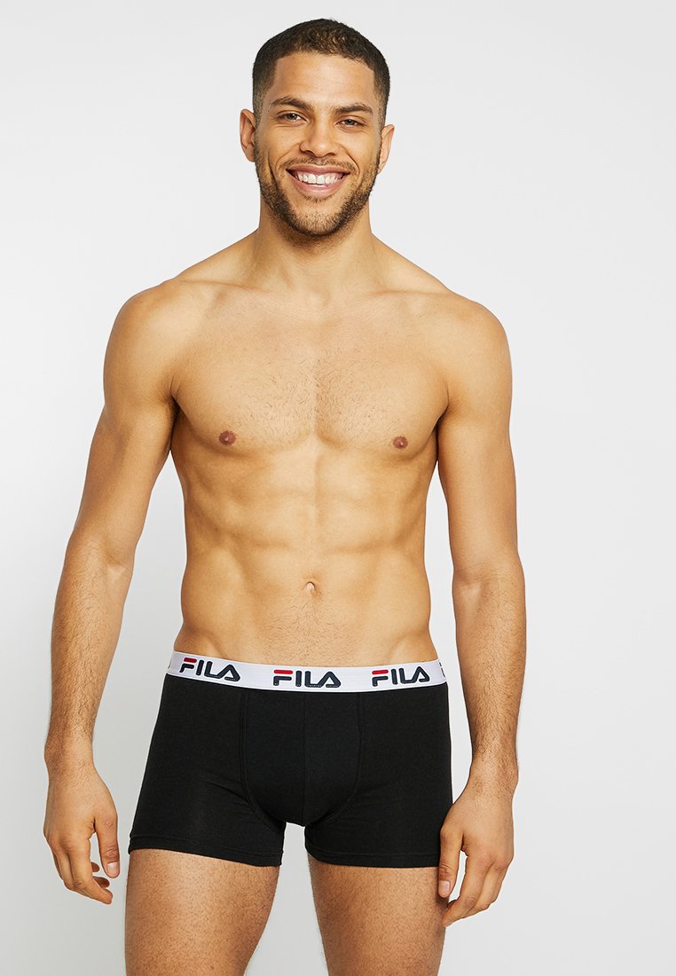 Zwarte boxershorts met een witte elastische tailleband waarop het "FILA" logo in rood en blauw staat. De stof lijkt glad en aangesloten te zijn.