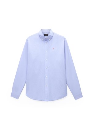 Lyseblå skjorte med knapper, lange ærmer, spids krave og en lille broderet flagdetalje på brystet. Bomuldsstof tekstur.