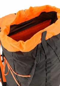 Mochila negra con un cierre de cordón naranja. Las características incluyen una textura suave, correas ajustables y una parte superior fruncida para un almacenamiento seguro.