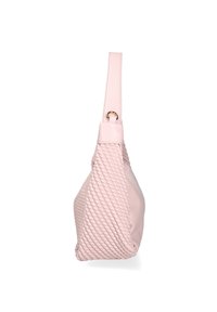 Borsa a mano rosa con una superficie in pelle liscia e un lato intrecciato testurizzato. Presenta una tracolla piatta attaccata con hardware dorato.