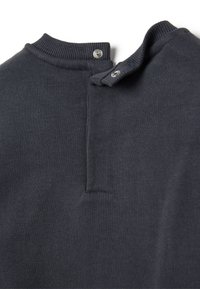 Suéter oscuro de color azul marino con un cuello acanalado y cierre de botones en el cuello. Fabricado en un tejido suave, con costuras limpias y un diseño minimalista.