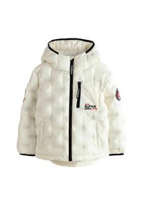 Puffig vit jacka med huva, med en svart dragkedja och fickor. "Superdry"-logotypen är broderad på bröstet och ärmen.