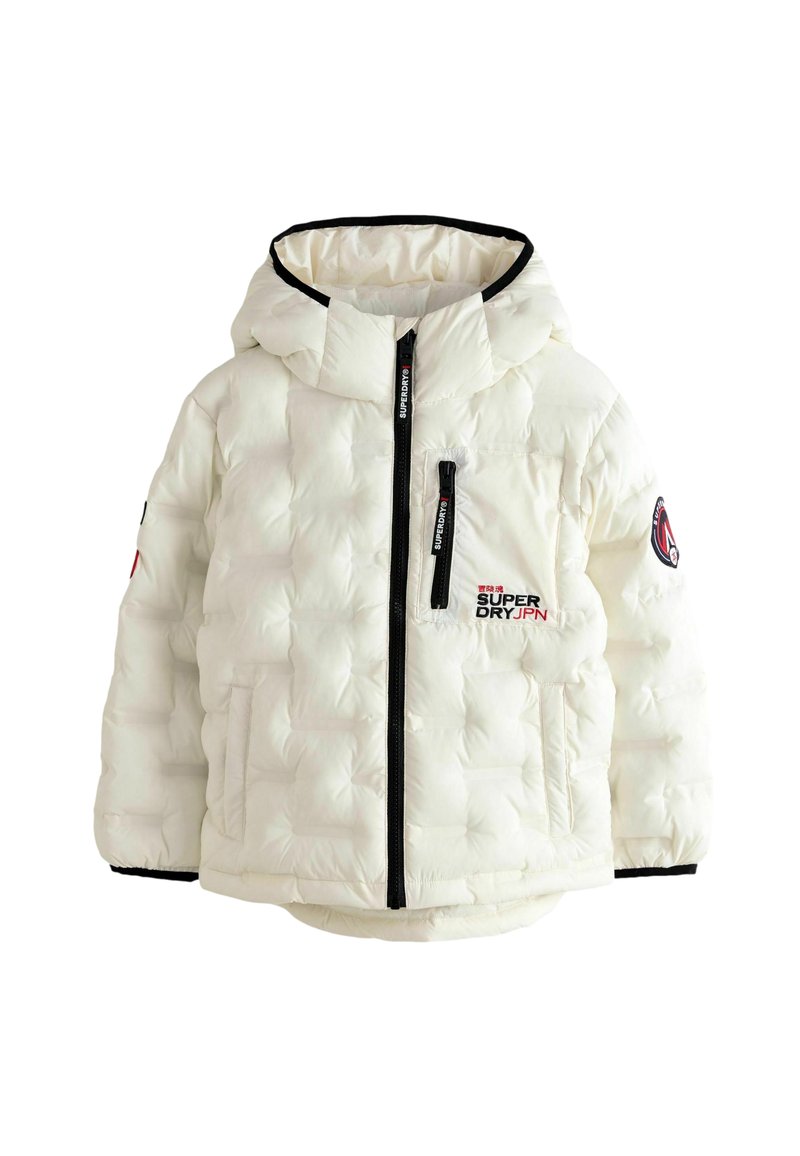 Puffig vit jacka med huva, med en svart dragkedja och fickor. "Superdry"-logotypen är broderad på bröstet och ärmen.