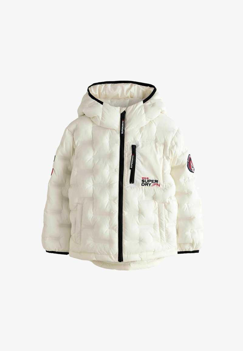 Puffinė balta striukė su kapišonu, juodu užtrauktuku ir kišenėmis. Ant krūtinės ir rankovės siuvinėtas „Superdry“ logotipas.