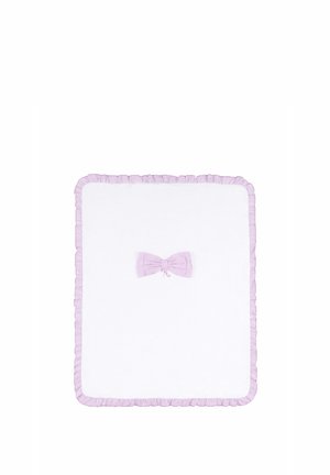 Biały prostokątny materiał z jasnofioletowymi marszczonymi krawędziami i dopasowaną fioletową kokardą na środku.
