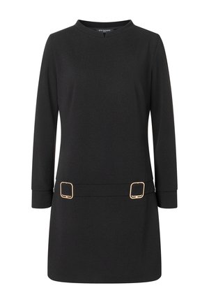 Schwarzes Kleid mit langen Ärmeln, rundem Ausschnitt und zwei goldfarbenen quadratischen Schnallen in der Taille. Glattes Material mit einem taillierten Schnitt.