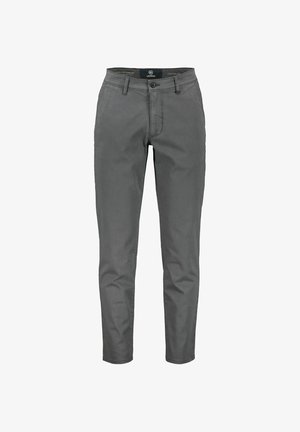 Ciemnoszare, męskie chinosy o dopasowanym kroju, z szlufkami na pasek, przednim guzikiem, zamkiem błyskawicznym i bocznymi kieszeniami, prezentowane na białym tle.