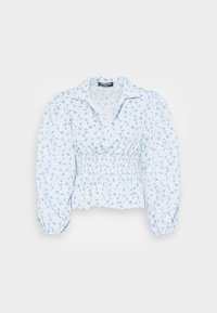 Blusa azul clara com padrão floral, mangas longas bufantes, decote V profundo e cintura com pregas, feita de tecido suave.
