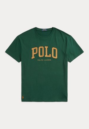 Zielona bawełniana koszulka z krótkim rękawem z nadrukiem "POLO" i "RALPH LAUREN" w kolorze złoto-brązowym, z małym haftowanym logo na dole.