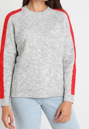 Maglione grigio a coste realizzato in materiale morbido, con accenti rossi sulle spalle. Collo rotondo, maniche lunghe e design aderente.
