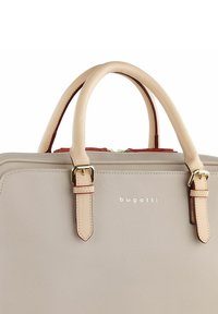 Bolso de mano de imitación de cuero texturizado en color beige con dos asas superiores, herrajes dorados y un pequeño logo. Presenta acentos de color contrastante en las asas.