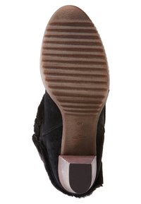 Schwarze Wildleder-Ankle-Boots mit einer taubene Farbe Gummisohle, ausgestattet mit einem strukturierten Griff und einem leichten Absatz. Das Innere hat eine weiche Fütterung und Nähte.