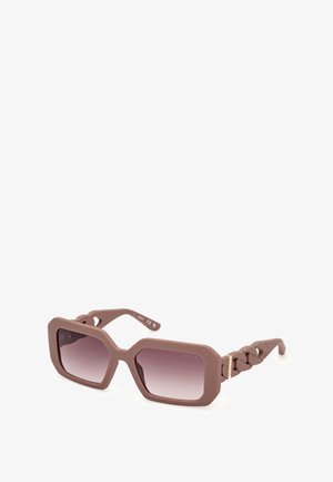 Lunettes de soleil carrées surdimensionnées avec une monture marron mate, des verres dégradés et des branches tressées texturées avec un accent doré.