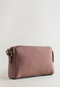Bolso rectangular de piel sintética rosa con una cremallera dorada y detalles en negro, con una sola correa y textura suave.