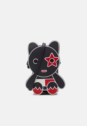 Sac bandoulière en forme de chat noir et rouge avec une étoile sur un œil, contour blanc et longue lanière noire sur le devant.