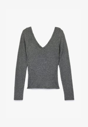 Grauer Langarm-Pullover mit tiefem V-Ausschnitt. Gestrickte Textur, taillierter Schnitt und gerippte Akzente entlang des Ausschnitts und Saums.