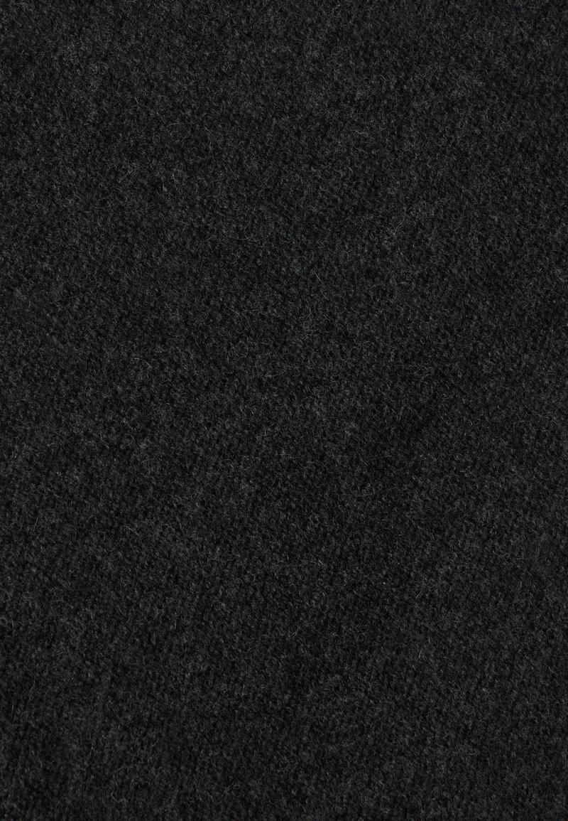 Tissu noir texturé avec une surface douce et duveteuse, présentant un motif de tissage uniforme. Convient pour les applications d'ameublement ou d'habillement.