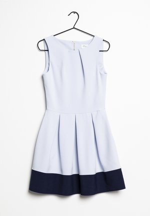 Ärmelloses hellblaues Kleid mit plissiertem Rock und dunkelblauem Saum, aufgehängt an einem schwarzen Metallbügel vor weißem Hintergrund.