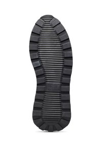 Suola in gomma nera con motivo di grip testurizzato, caratterizzata da scanalature e un logo. La forma è ovale con un design spesso e robusto per garantire durata.