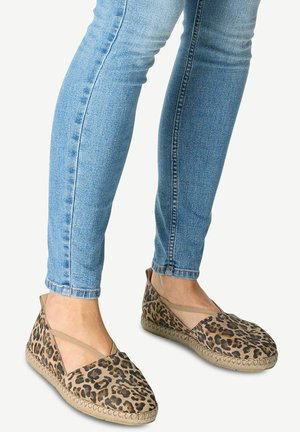 Leopardprint espadriller med en elastisk rem, en vævet jutesål og et blødt stofoverdel, parret med lyseblå skinny jeans.