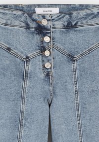 Hellblaue Denim-Hose mit hoher Taille und einem Fünf-Knopf-Verschluss, mit diagonalen Nähten und einer subtilen, ausgebleichten Textur. Markennahzeichen an der Taille sichtbar.