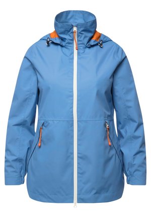 Blauwe waterdichte jas met een hoge kraag, witte frontrits en oranje accentdetails. Beschikt over zijzakken met oranje trekkers.
