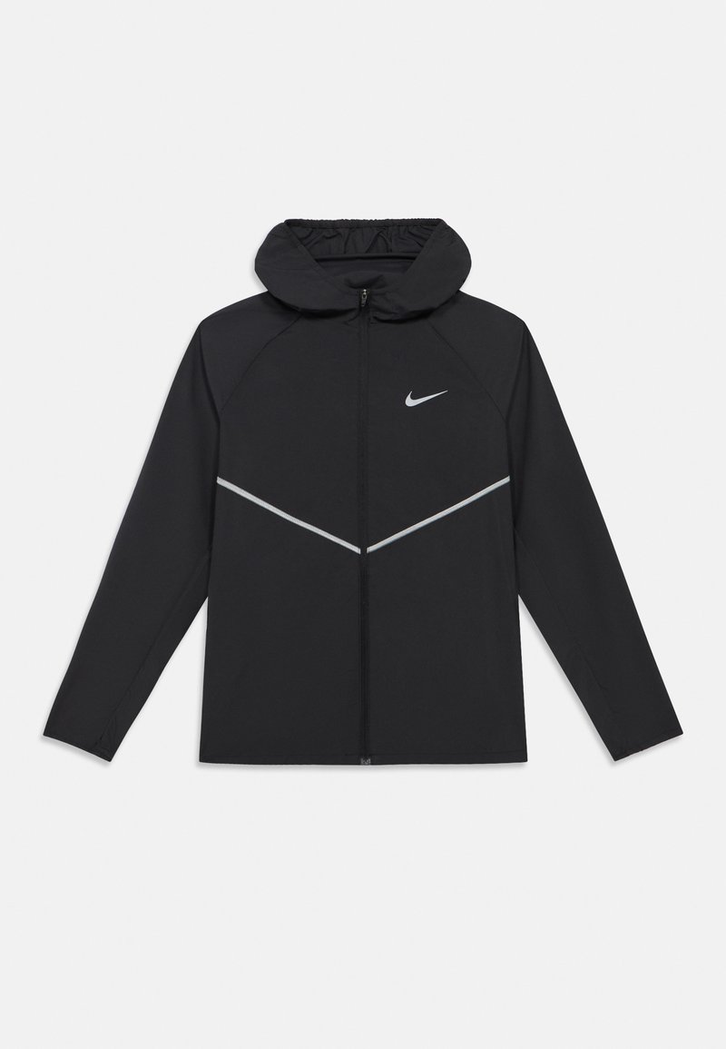 Chaqueta negra con cremallera completa y capucha, mangas largas, logo blanco de Nike en el pecho y franjas reflectantes en forma de cheurón en la parte frontal.