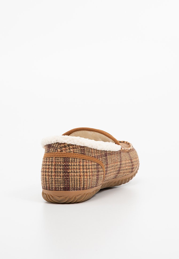 Bruine geruite pantoffel met een zachte, crême faux fur voering en een rubberen zool, voorzien van suede accenten en een afgeronde vorm.