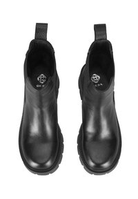 Bottines en cuir noir avec une texture lisse, des panneaux latéraux élastiques et des tirants. Elles disposent d'une épaisse semelle en caoutchouc avec un profil pour une meilleure adhérence.