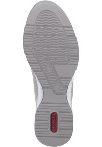 Suola esterna grigia con scanalature e rilievi testurizzati, con un logo del marchio rosso. Materiale liscio con forma arrotondata e sottili accenti bianchi.